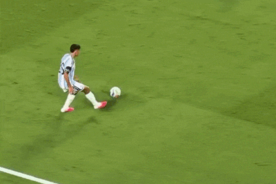 Messi chuyền bóng đẹp mắt khiến dân mạng phát cuồng