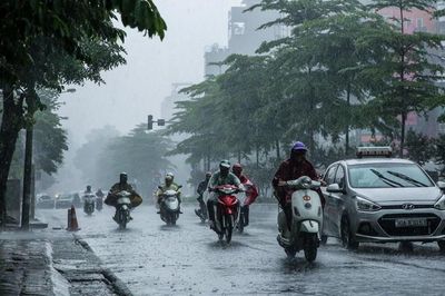 Thời tiết hôm nay 12.7: Hà Nội và TP. Hồ Chí Minh mưa dông cục bộ