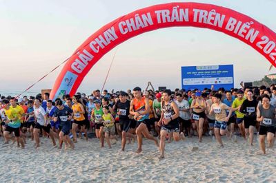 Chạy chân trần trên cát, đón bình minh giữa biển Đà Nẵng