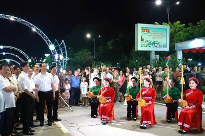 Phố đi bộ Hùng Vương: 'Điểm hẹn' rộn ràng sắc màu văn hóa xứ Lạng