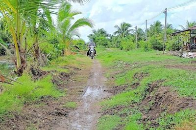 Người dân mong ngóng con đường bê-tông kiên cố