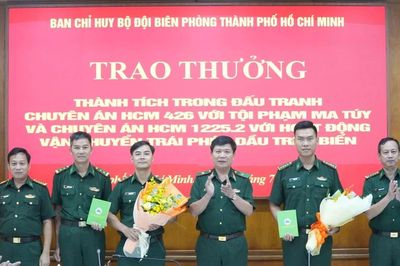 Bộ đội Biên phòng Thành phố Hồ Chí Minh trao thưởng các tập thể, cá nhân phá thành công hai chuyên án lớn
