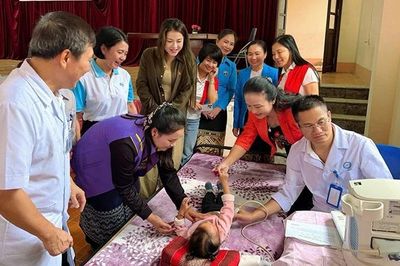 Thăm, khám sức khỏe cho nhân dân vùng biên giới Thanh Hóa-Hủa Phăn