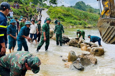 Lai Châu: Xuyên đêm tìm kiếm nạn nhân bị lũ cuốn trôi