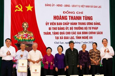 Bộ trưởng Hoàng Thanh Tùng thăm, tặng quà các gia đình chính sách ở Nghệ An