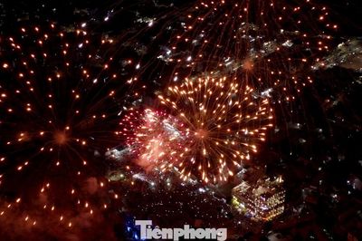 Pháo hoa thắp sáng bầu trời Eo Gió