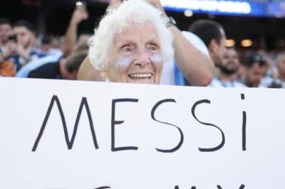 Cụ bà 100 tuổi theo chân Messi