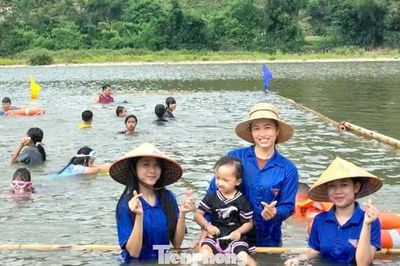 Dùng tre quây bể bơi giữa sông để dạy bơi miễn phí cho trẻ