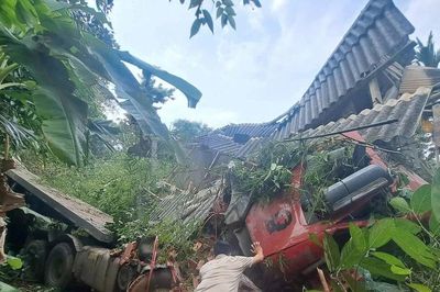 Xe đầu kéo lao xuống đèo, húc sập nhà dân, tài xế tử vong