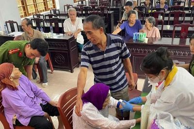 Hai cụ bà gần 100 tuổi gửi mẫu ADN, chờ ngày đón anh trai trở về