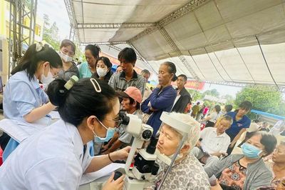 Thầy thuốc trẻ khám sức khỏe miễn phí cho hàng nghìn người dân