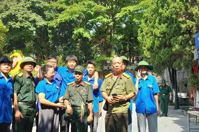 Thanh niên ân cần đón các cựu chiến binh về Vị Xuyên