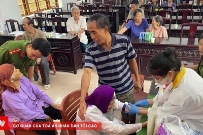 Hai cụ bà U100 xúc động lấy mẫu ADN tìm anh trai liệt sĩ
