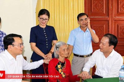 Bộ trưởng Bộ Tư pháp dâng hương tri ân tại Nghệ An