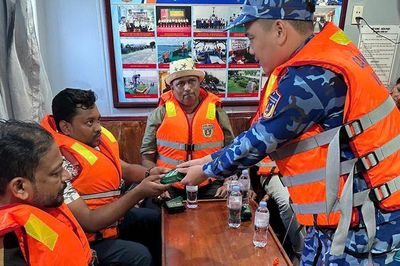 Cảnh sát biển đưa 70 du khách mắc kẹt vào bờ sau vụ lật ca nô khiến 15 người tử vong