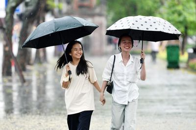 Dự báo thời tiết 12/7/2026: Miền Bắc tiếp diễn mưa giông, Hà Nội nắng gián đoạn