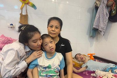 Nỗi khổ cực của gia đình có 3 con đều mắc bệnh về não