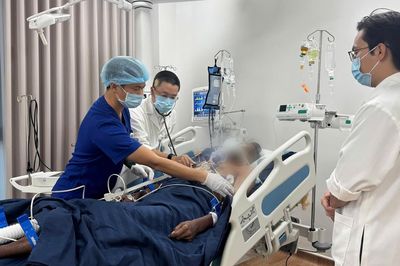 Bác sĩ BV Chợ Rẫy bay ra Phú Quốc cứu nạn nhân nguy kịch vụ lật ca nô