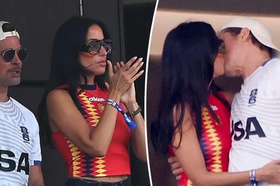 Tài tử Brad Pitt hôn đắm đuối bạn gái kém 27 tuổi trên khán đài World Cup 2026