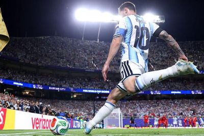 Messi và Argentina lập một loạt kỷ lục khi thắng Thụy Sĩ