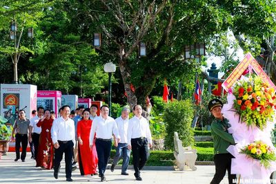 Bộ trưởng Bộ Tư pháp dâng hoa, dâng hương tưởng niệm Chủ tịch Hồ Chí Minh, tặng quà gia đình chính sách tại Nghệ An