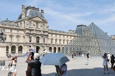 Pháp đóng cửa sớm tháp Eiffel và nhiều điểm du lịch do nắng nóng