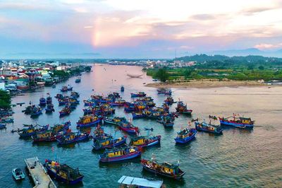Khi bình minh chưa lên, chợ nổi Nghĩa An đã rộn ràng tiếng tàu ghe