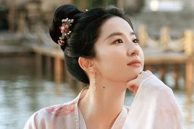 'Thần tiên tỷ tỷ' gây chú ý khi để mặt mộc giữa chốn đông người