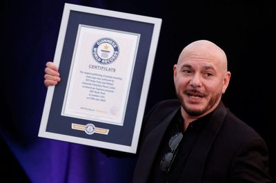 Pitbull lập cú đúp kỷ lục tại Anh: Gần 70.000 khán giả phủ kín Hyde Park, hơn 22.000 người cùng đội mũ hói