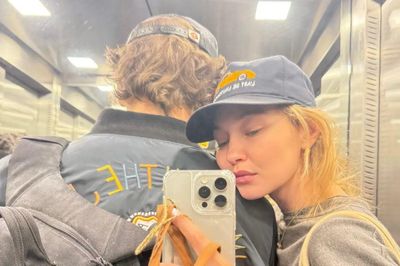Siêu mẫu Gigi Hadid hiếm hoi khoe khoảnh khắc ngọt ngào bên bạn trai