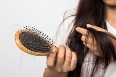 Rụng tóc lâu ngày có phải bệnh tuyến giáp?