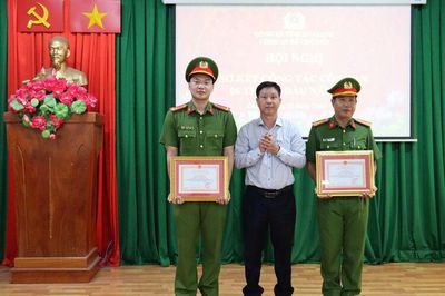 Công an xã Chợ Mới được Giám đốc Công an tỉnh An Giang tặng giấy khen