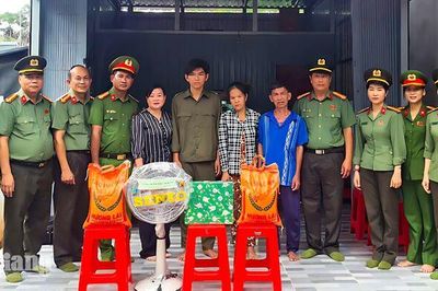 Công an tỉnh An Giang trao nhà Đại đoàn kết tại phường Thới Sơn