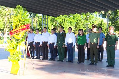 Đoàn công tác tỉnh Điện Biên tri ân anh hùng, liệt sĩ tại Thành cổ Quảng Trị