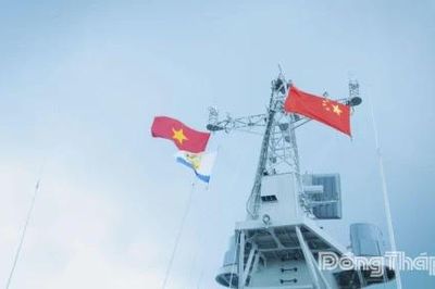 Luyện tập chung giữa tàu Hải quân Việt Nam với biên đội tàu Hải quân Trung Quốc