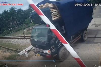 Lập biên bản vi phạm hành chính đối với 2 tài xế xe tải vượt đường ngang sai quy định