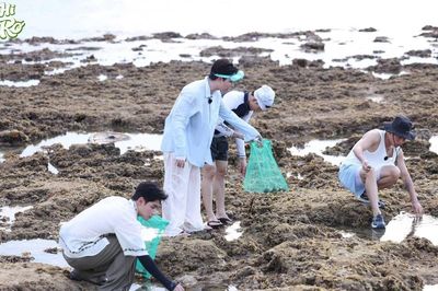 Dàn nghệ sĩ 'Say Hi Rực Rỡ' tất bật chuẩn bị bữa tối trên Cù Lao Xanh