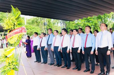 Bí thư Tỉnh ủy Trần Phong và đoàn công tác tỉnh Khánh Hòa dâng hương tại Thành cổ Quảng Trị