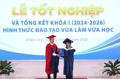 Trường Đại học Khánh Hòa trao bằng tốt nghiệp cho 98 sinh viên hệ vừa làm vừa học