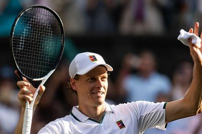 Jannik Sinner hạ gục Novak Djokovic 3-0, tiến sát ngôi vương Wimbledon 2026