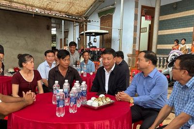 Phó Bí thư Tỉnh ủy Lâm Đồng Bùi Thắng thăm hỏi, chia buồn cùng gia đình các nạn nhân tử vong do đuối nước
