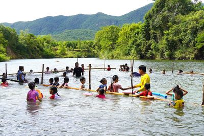 Học bơi trên sông