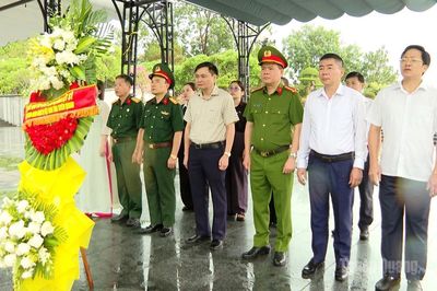 Đoàn công tác của tỉnh dâng hương tại Nghĩa trang liệt sĩ Quốc gia Đường 9 và Nghĩa trang liệt sĩ Quốc gia Trường Sơn