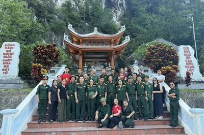 Bóc từng lớp đất tìm đồng đội nơi đại ngàn biên cương