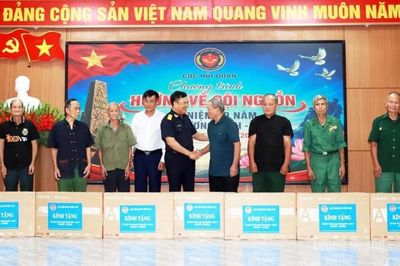 Hải quan Việt Nam tặng quà tri ân gia đình chính sách, người có công xã Thanh Thủy, Tuyên Quang