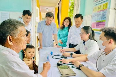 Hơn 1.000 người dân vùng cao Huế được khám sức khỏe miễn phí, tặng thiết bị y tế cơ sở