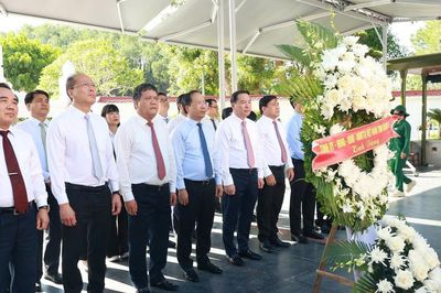 Lãnh đạo tỉnh Khánh Hòa dâng hương tri ân các Anh hùng Liệt sĩ tại Hà Tĩnh và Quảng Trị