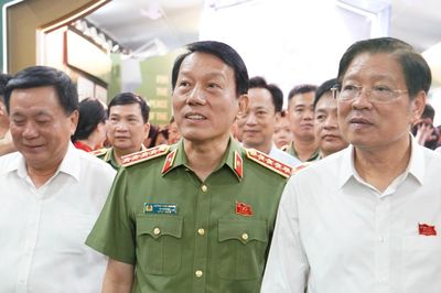 Bộ trưởng Lương Tam Quang cùng các đại biểu tham quan triển lãm kỷ niệm 80 năm Ngày truyền thống lực lượng An ninh nhân dân
