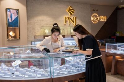Giao dịch cổ phiếu PNJ: VinaCapital thoái bớt vốn, tổng giám đốc mua vào