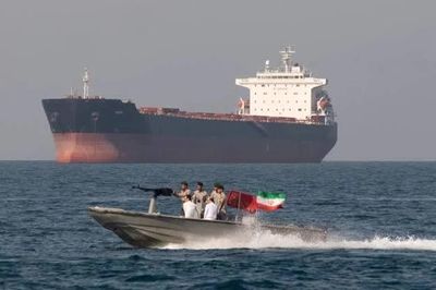 IRGC tuyên bố đóng cửa eo biển Hormuz